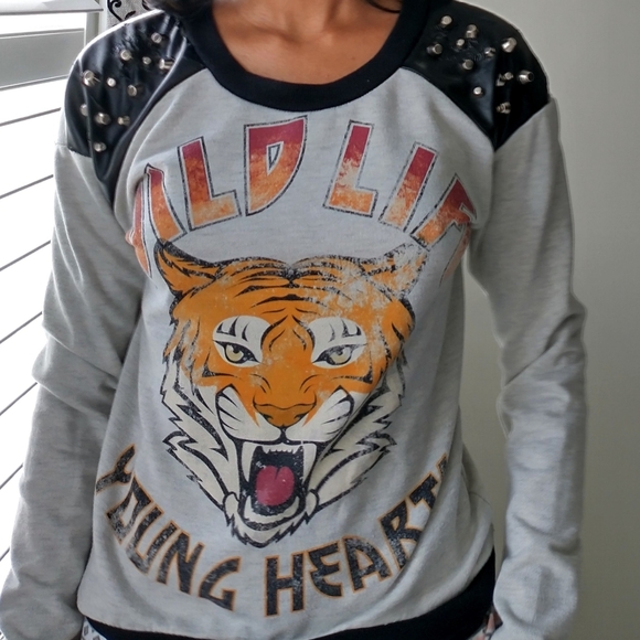 Tiger "WILD LIFE YOUNG HEART" Spiked Shoulder Long-sleeved Sweater - Picture 1 of 3